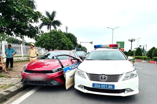 Vụ đâm hỏng xe Cảnh sát giao thông ở Thái Nguyên: Tạm giữ tài xế và người đi cùng