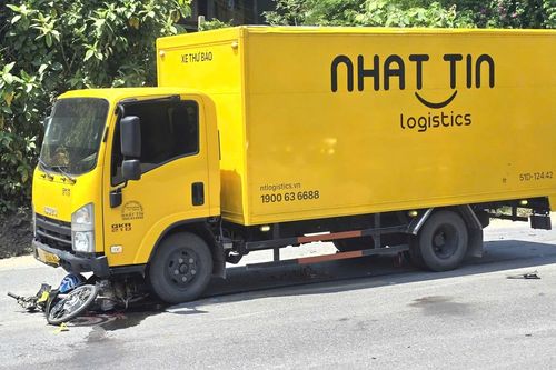 Quảng Trị: Xe máy va chạm ô tô tải trên quốc lộ 9, hai người thương vong
