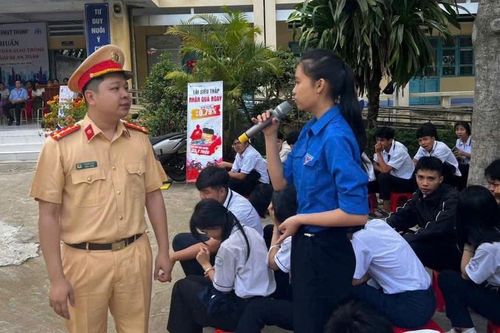 Gần 500 học sinh Trường THPT Lê Duẩn được tuyên truyền pháp luật giao thông