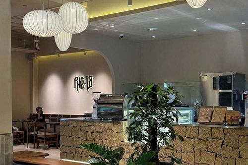 Phê La cơ sở Trần Quốc Hoàn bị phạt vì không sử dụng găng tay khi tiếp xúc trực tiếp thực phẩm chín, thức ăn ngay