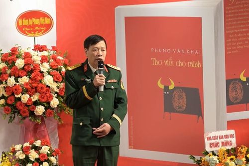 'Thơ viết cho mình' và mạch nguồn ký ức dân tộc