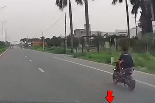Clip nam sinh đầu trần, phóng xe điện với tốc độ gần 90km/giờ