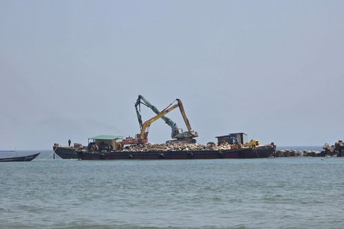Sở NN&MT Đà Nẵng thông tin vụ sà lan đổ vật liệu xuống biển Hội An