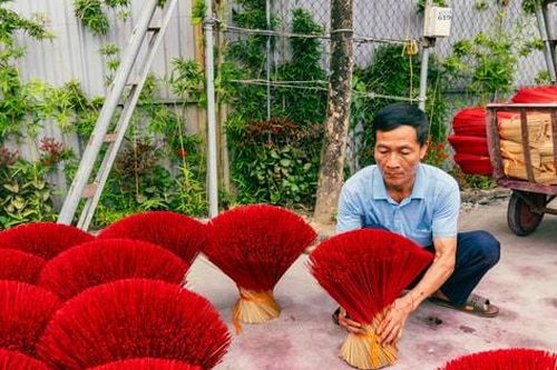 Hơi thở làng nghề trong từng bó tăm hương