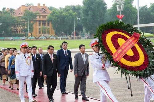 Đoàn đại biểu cấp cao Thủ đô Viêng Chăn (Lào) vào Lăng viếng Chủ tịch Hồ Chí Minh