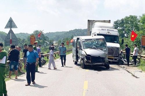 Xe khách chở nhà trai sang nhà gái bàn chuyện cưới gặp nạn ở Hà Tĩnh