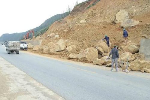 Xử lý điểm sạt lở nghiêm trọng trên tuyến ven biển Hà Tĩnh