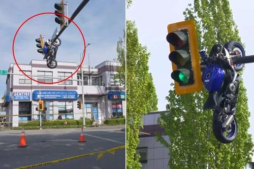 Xe máy treo ngược trên cột đèn giao thông sau vụ va chạm khó tin ở Canada