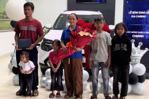 Vợ chồng 4 con giản dị đến nhận ôtô ở Gia Lai gây sốt