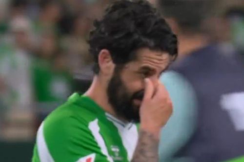 Isco bật khóc