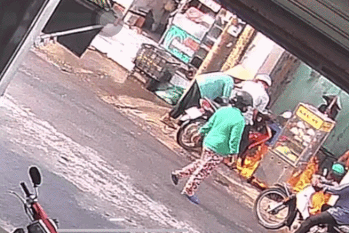 Chở can xăng bị rò rỉ, người đàn ông bốc cháy cùng xe máy
