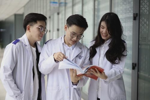 Học Y tại TP.HCM, làm bác sĩ ở Ấn Độ