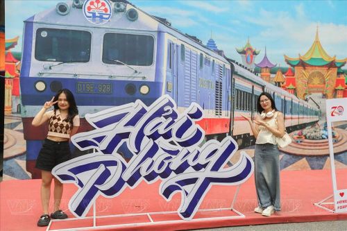Hải Phòng: Đoàn tàu Hoa Phượng Đỏ mang về doanh thu đáng kể