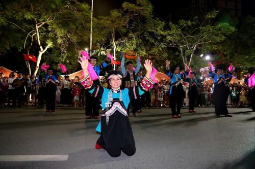 Sắc màu Tây Bắc giữa lòng thành phố hoa phượng đỏ