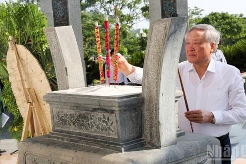 Nguyên lãnh đạo Đảng, Nhà nước dâng hoa, dâng hương tại Nghĩa trang Liệt sĩ và Tượng đài Mẹ Việt Nam anh hùng