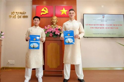 Hai cầu thủ Việt kiều nhận quốc tịch Việt Nam