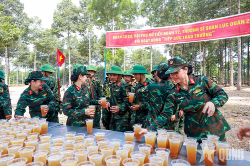 Thiết thực mô hình 'tiếp sức thao trường'