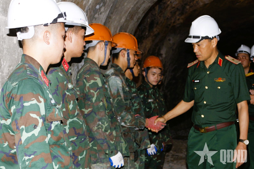 Quân khu 1 kiểm tra tiến độ rà phá bom mìn, xây dựng công trình chiến đấu tại Cao Bằng