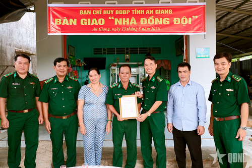 Bộ đội Biên phòng tỉnh An Giang bàn giao 7 căn 'Nhà đồng đội'