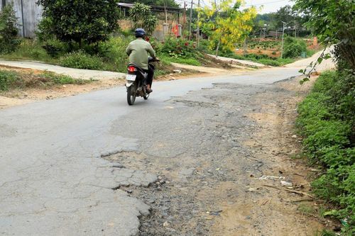 Đường vùng biên Quảng Ngãi xuống cấp, người dân thấp thỏm lo mất an toàn