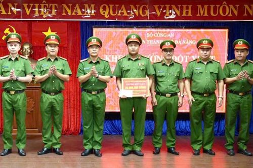 Khen thưởng đột xuất Phòng Cảnh sát hình sự nhanh chóng bắt giữ đối tượng cướp giật, trộm cắp tài sản