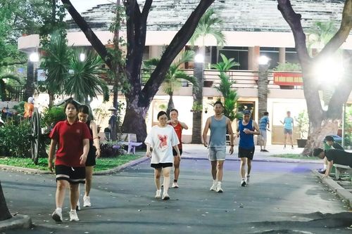 Đi bộ, chạy bộ dần trở thành thói quen của giới trẻ TP. HCM