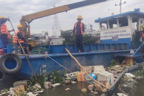 'Mạnh tay' với hành vi xả rác xuống kênh, rạch
