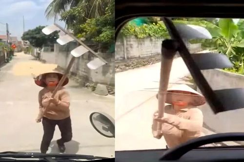 Bị nhắc nhở phơi lúa trên đường, người phụ nữ dùng cào đập vào xe tải