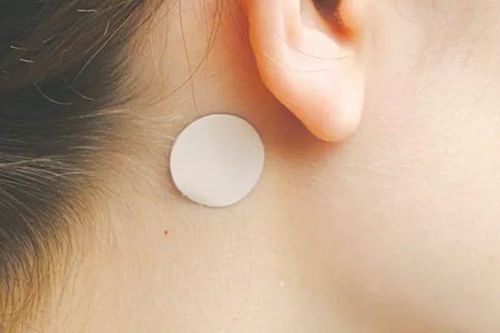 Bé gái loạn thần vì dùng miếng dán chống say tàu xe sai cách