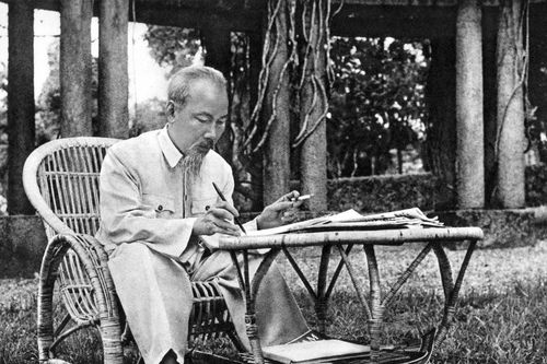 Những bài học còn nguyên giá trị về phong cách sống tối giản của Bác Hồ