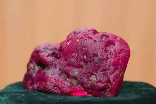 Cận cảnh khối hồng ngọc khủng 11.000 carat vừa được phát hiện ở Myanmar