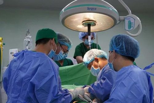 Cứu sống người đàn ông bị đinh bắn xuyên ổ bụng khi dọn nhà