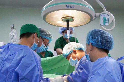 Bị đinh kim loại xuyên bụng, nam thanh niên thoát hiểm hy hữu