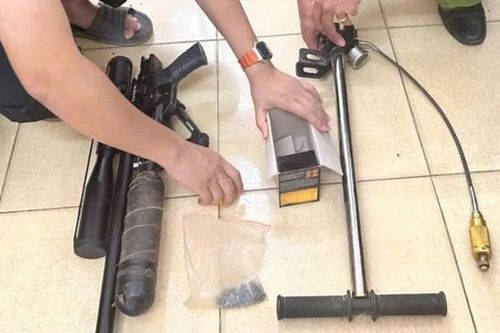 Phát hiện người đàn ông tàng trữ súng tự chế cùng 328 viên đạn chì