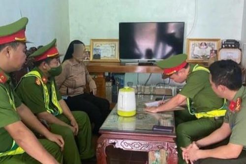 Công an làm việc với người phụ nữ phơi lúa trên đường dùng cào tấn công tài xế ô tô