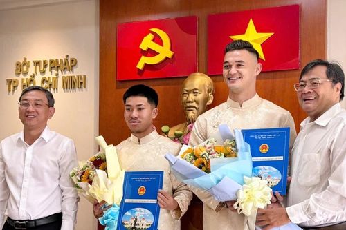 Trao quyết định của Chủ tịch nước nhập quốc tịch cho hai cầu thủ Việt kiều