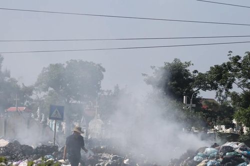 Bãi rác 'tra tấn' khu dân cư, người dân bức xúc vì ô nhiễm