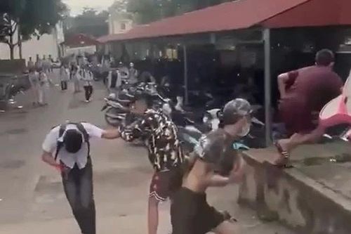 Học sinh lớp 12 bị nhóm người đột nhập vào trường đánh đến nhập viện