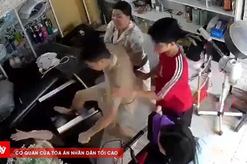 Người phụ nữ bị đánh hội đồng khi đang bế con nhỏ