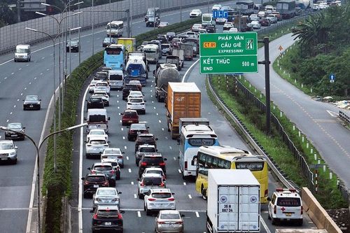 Đề xuất phạt 4-6 triệu đồng với tài xế chuyển làn sát đầu xe khác trên cao tốc