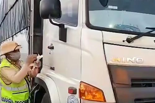 Không có bằng lái, tài xế còn 'độ' dàn đèn trái phép khi chạy cao tốc
