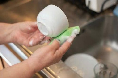 Sai lầm khi rửa bát khiến vi khuẩn 'phủ kín' chén đĩa, nhiều người vẫn làm mỗi ngày