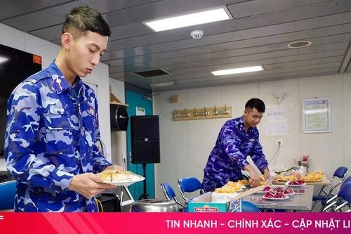 Những 'anh nuôi' trên tàu Cảnh sát biển 8004