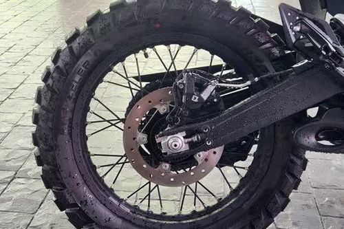 Môtô địa hình 398,7cc, phanh ABS 2 kênh, giá hơn 180 triệu đồng