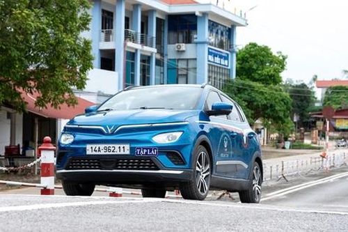 Học lái xe ô tô điện khác gì xe xăng?