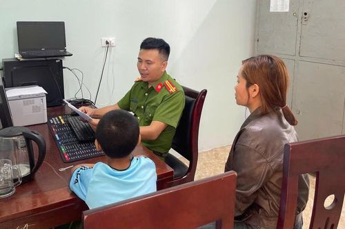 Bé trai lớp 6 đầy vết bầm tím ở Nghệ An: Nghi bị mẹ kế bạo hành nhiều lần