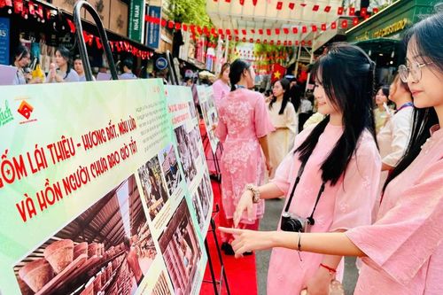 Sinh viên thức từ 2h sáng, háo hức 'săn' ảnh làng nghề