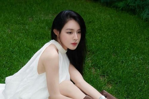'Soi' độ giàu có của bà xã cầu thủ Vũ Văn Thanh: Sở hữu bộ sưu tập túi xách tiền tỷ, đi xe sang