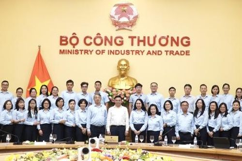 Bộ trưởng Lê Mạnh Hùng làm việc với Cục Thương mại điện tử và Kinh tế số