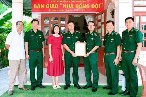 Bộ đội Biên phòng tỉnh An Giang bàn giao 7 căn nhà Đồng đội